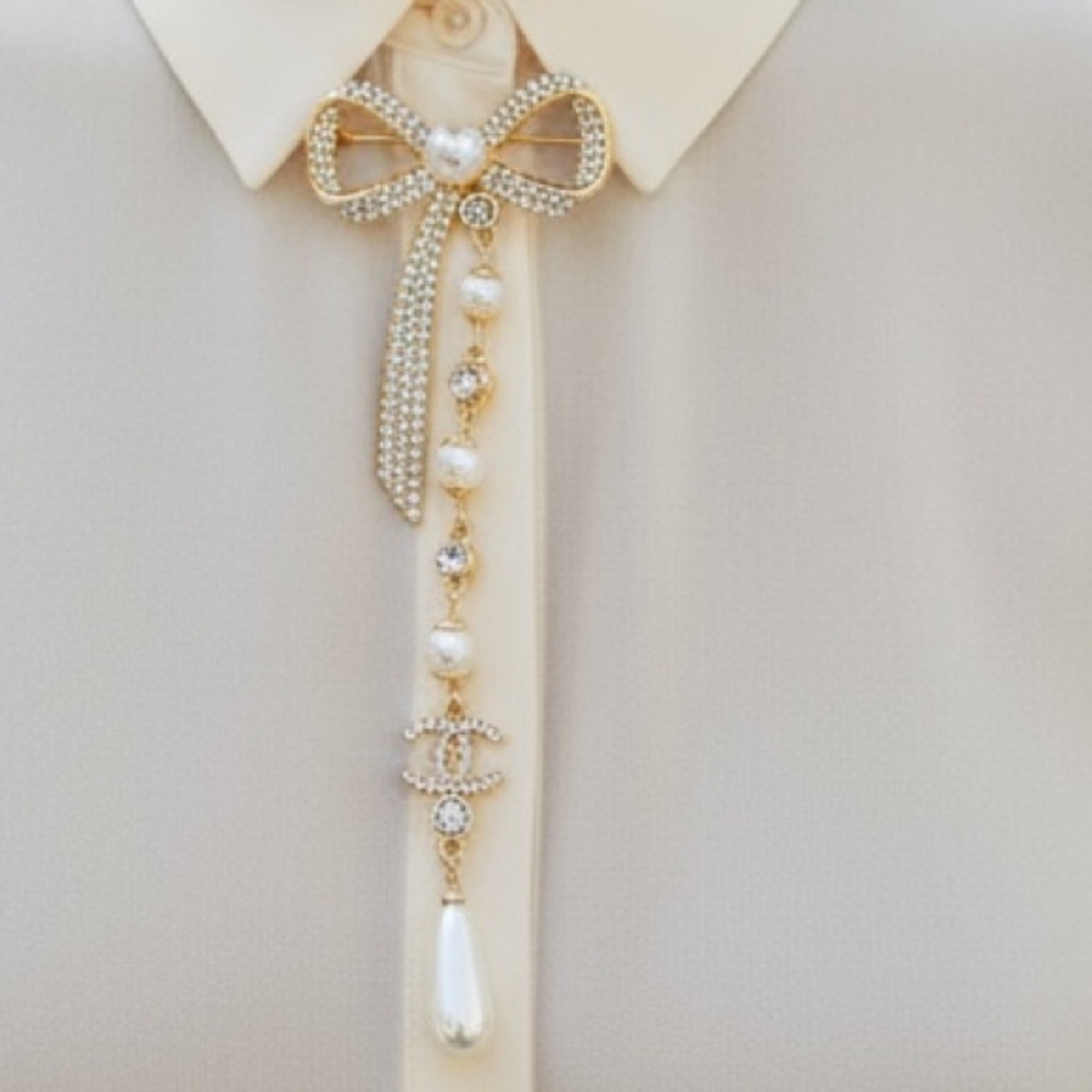 Gold-tone brooch bowl teardrop-shaped pearls and clear crystals C logo NEW - Picture 2 of 8